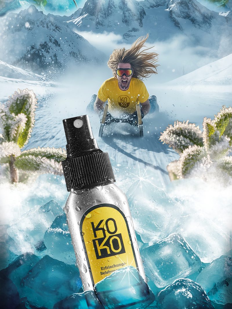 Kampagnenmotiv: Ein Rodler im gelben KoKo-Shirt saust einen verschneiten Berghang hinab, im Vordergrund steckt die KoKo-Sprühflasche zwischen Eiswürfeln und frostiger Minze